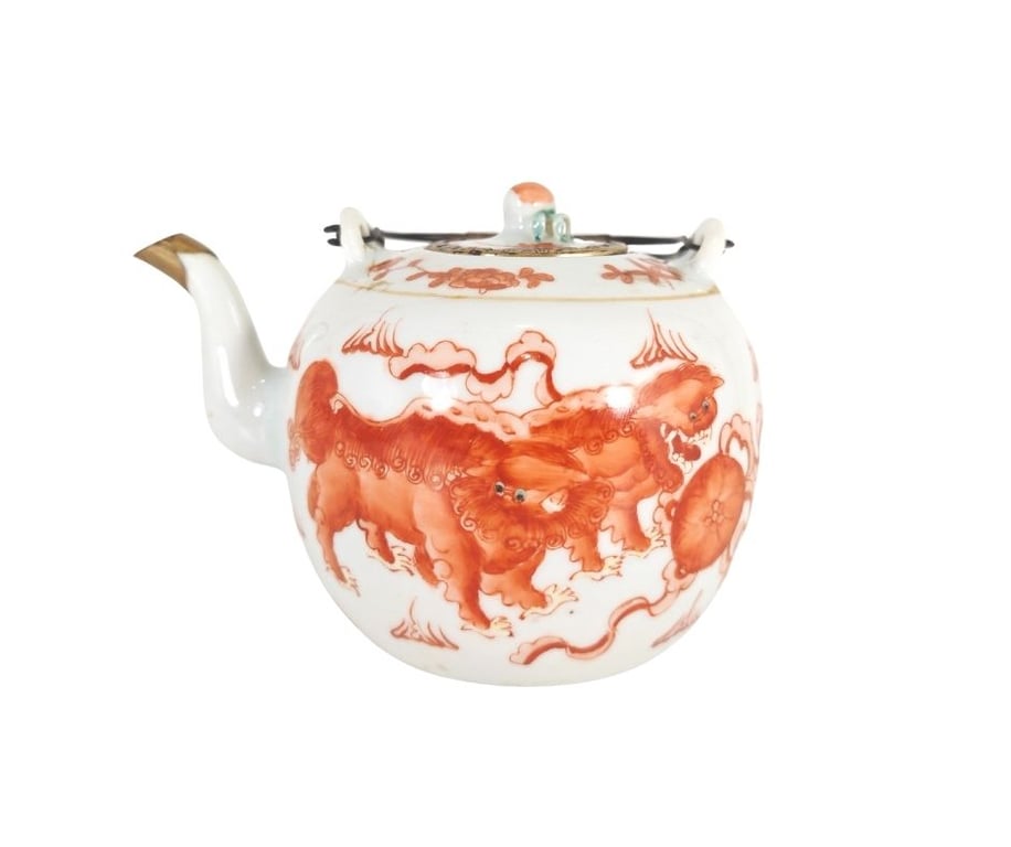 清光绪 矾红瑞狮滚球纹茶铜饰壶 Qing Dynasty Guangxu Iron Red Auspicious Lions Brass-Decorated Teapot