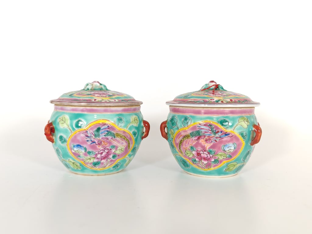 ⭐ Late Qing Dynasty A Matching Pair of Green Ground Pink Inner Panel Phoenix Peony Mini Kamcheng晚清 一配对绿地粉红内框凤凰牡丹迷你盖罐, Qty - 2