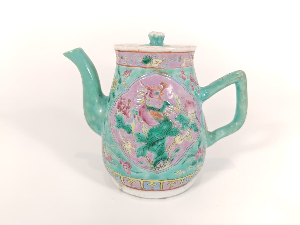 Late Qing Dynasty Green Ground Pink Inner Panel Phoenix Peony Buddhist Emblems Pear-Shape Teapot
晚清 绿地粉地内框凤凰牡丹八宝梨形茶壶, Qty-1