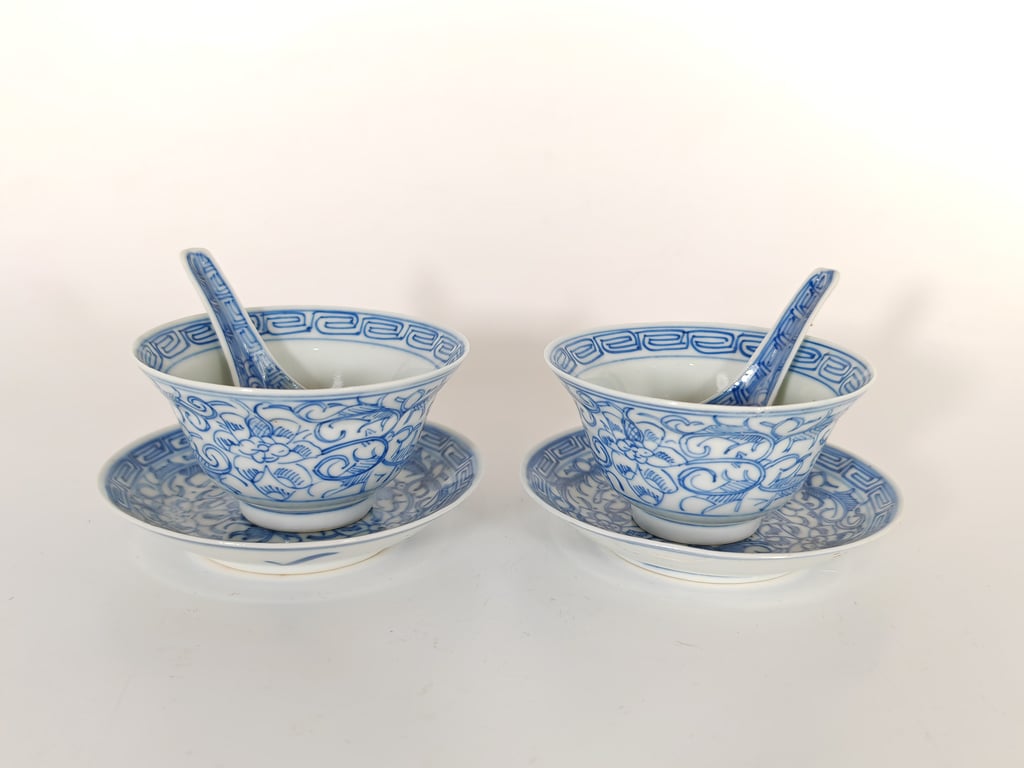 Late Qing Dynasty Blue & White Lotus Scrolls Keyfret Border Plates Bowls and Spoons 晚清 青花回纹沿边莲花缠枝盘碗与勺子, Qty - 6