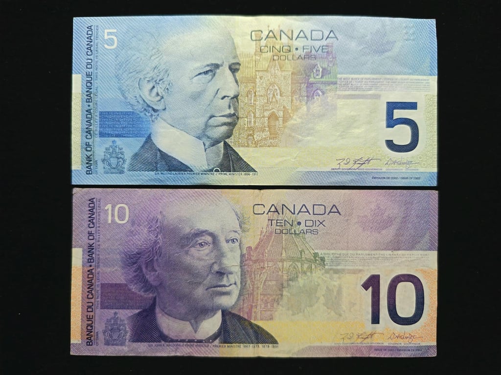 Canada, 2002, 5 Dollars, HNG 6176332 and 2004, 10 Dollars, FEK 6121376，VF - GVG, 2 Qty