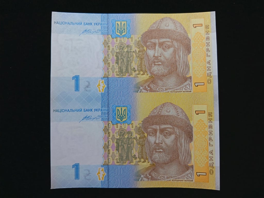 Ukraine，1 Hryvnia，2014，CA 5155360 - 4159360 ,Uncut 2 in 1，UNC，1 Qty 