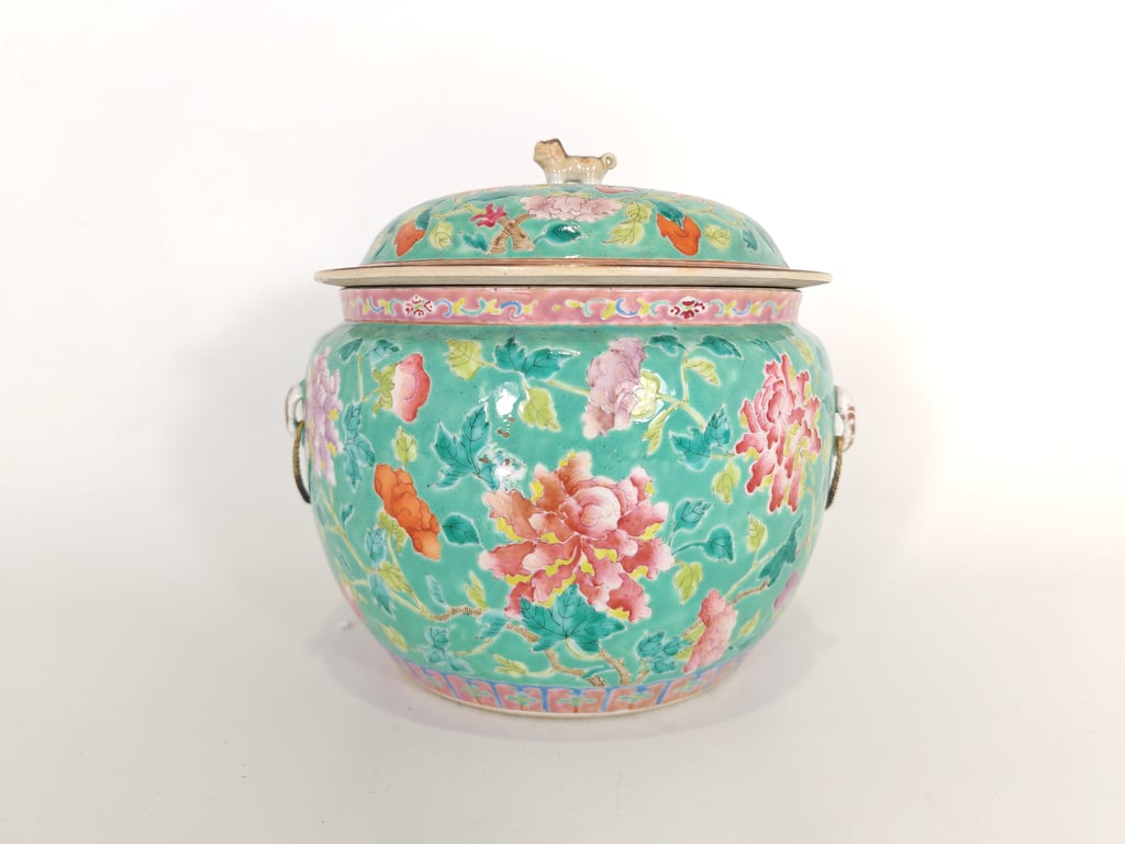 ⭐ Late Qing Dynasty Classic Penang Green Ground Peony Buddhist Emblems Kamcheng晚清 经典槟城绿地牡丹八宝盖罐, Qty - 1