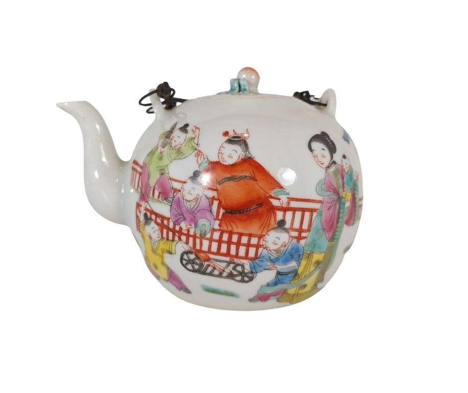 晚清 白地粉彩三娘教子提梁茶壶 Late Qing Dynasty White Ground Famille Rose Mother and Son Globular Teapot