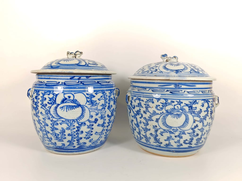 Late Qing Dynasty Blue and White Peony Scrolls Kamcheng
晚清 青花牡丹缠枝盖罐, Qty - 2