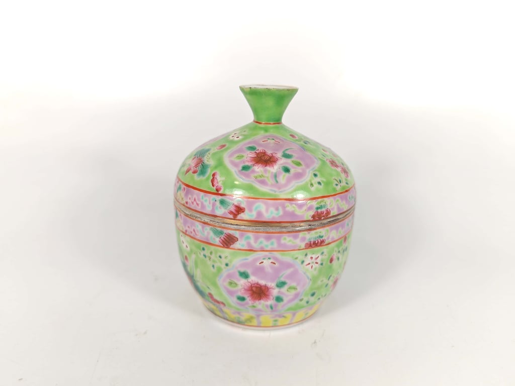 Late Qing Dynasty Rare Famille Rose Lime Green Ground Pink Inner Panel and Borders Four-Season Flowers Buddhist Emblems Chupu
晚清 稀有粉彩石灰绿地粉地内框与沿边四季花卉八宝盖盅
