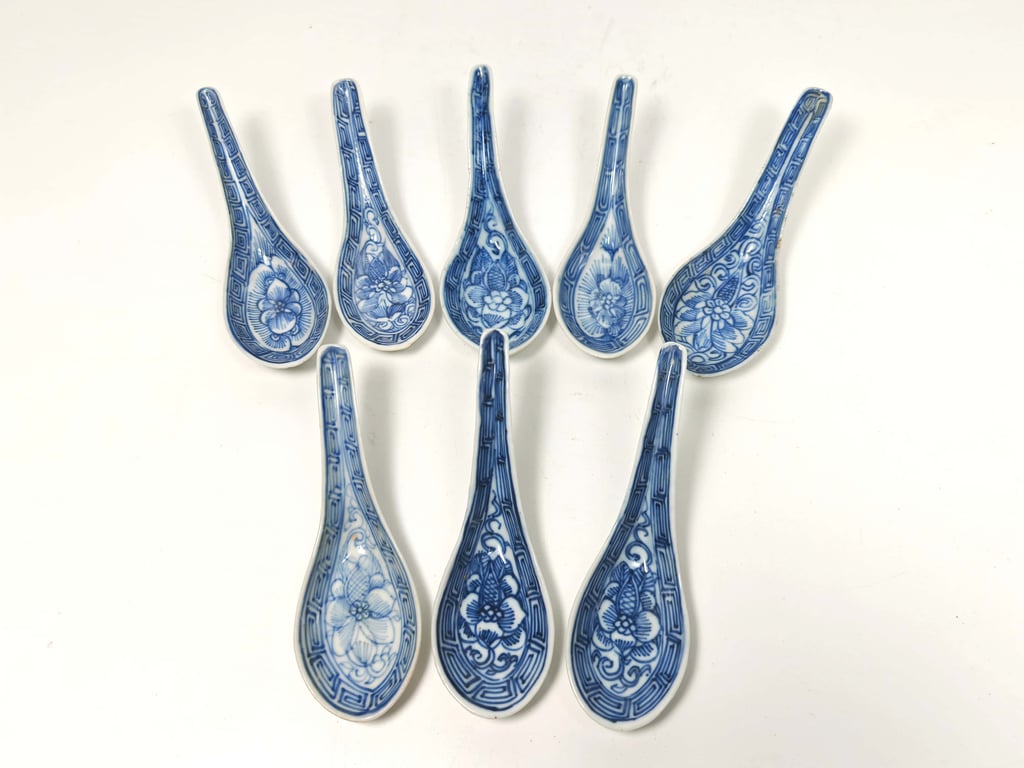 Late Qing Dynasty A Group of Blue and White Flower Scrolls Keyfrets Cups
晚清 一组青花花卉缠枝回纹茶杯, Qty - 8