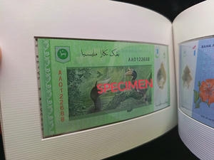 Malaysia，2012，5 Ringgit / 1 Ringgit，AA 0122688，Sign.A.Aziz，UNC，1 Qty 