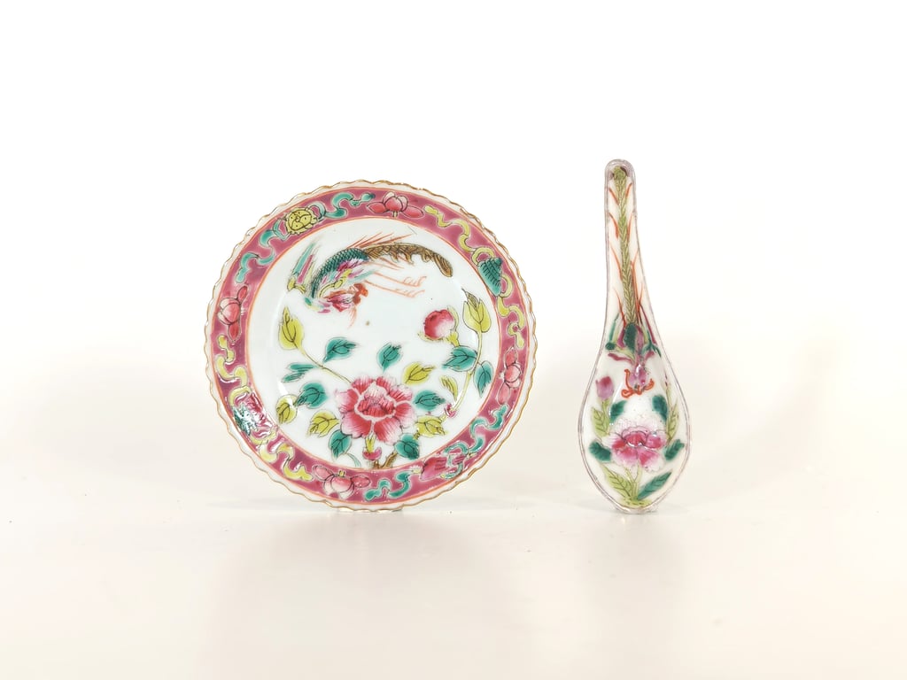 Late Qing Dynasty White Ground Pink Border Phoenix Peony Buddhist Emblems Small Dish and Spoon
晚清 白地粉红沿边凤凰牡丹八宝小蝶与勺子, Qty - 2