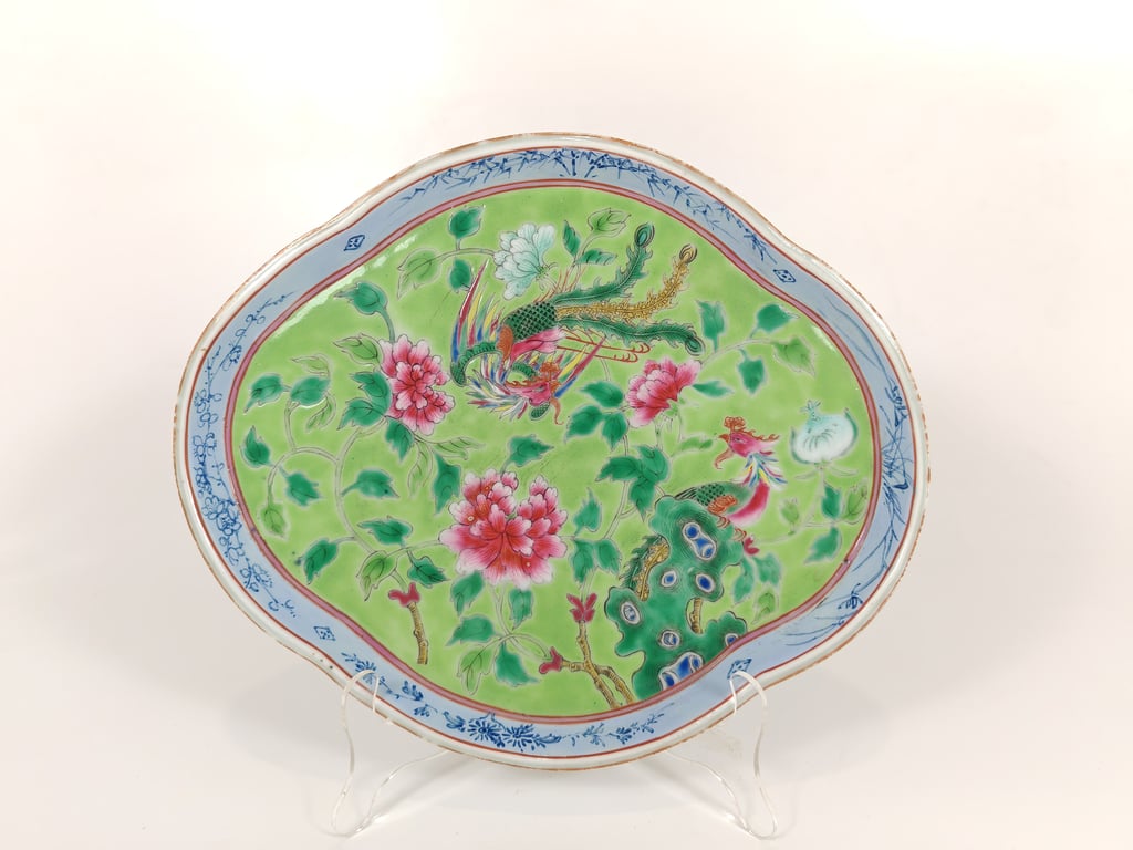 Late Qing Dynasty Rare Lime Green Ground Double-Phoenix Peony Tea Tray
晚清 稀有酸橙绿地双凤凰牡丹茶托, Qty-1