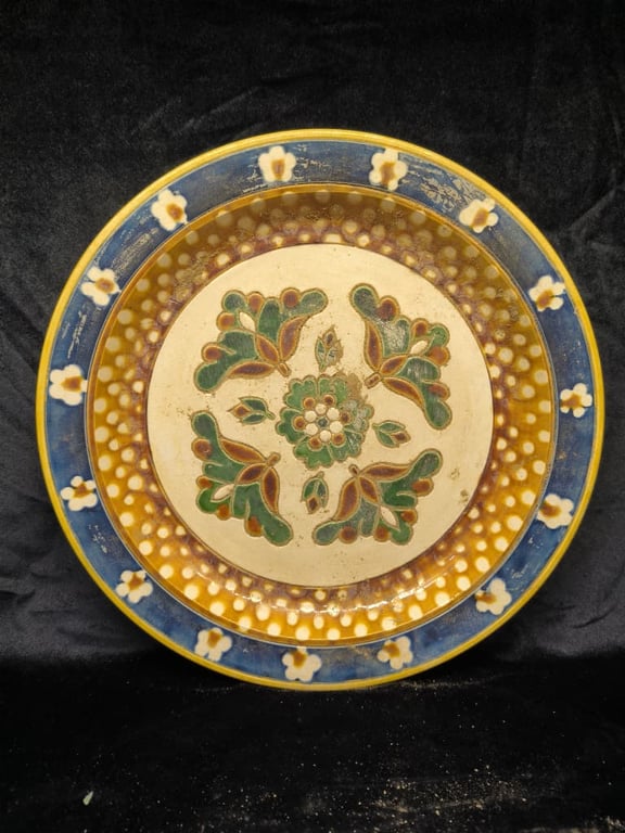 唐代 巩县窑三彩缠枝牡丹纹折沿盘, Qty-1