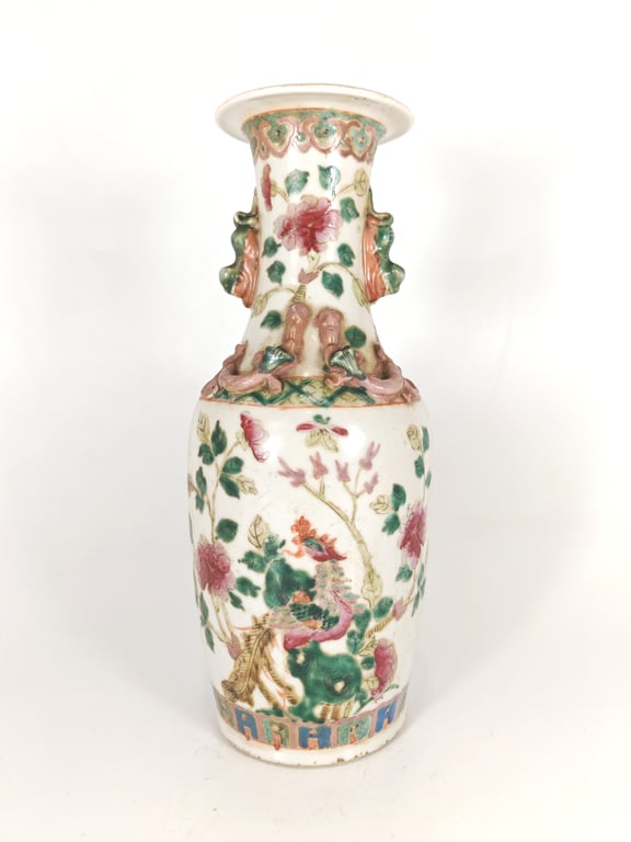 Late Qing Dynasty White Ground Phoenix Peony Butterfly Vase
晚清 白地凤凰牡丹蝴蝶赏瓶, Qty - 1