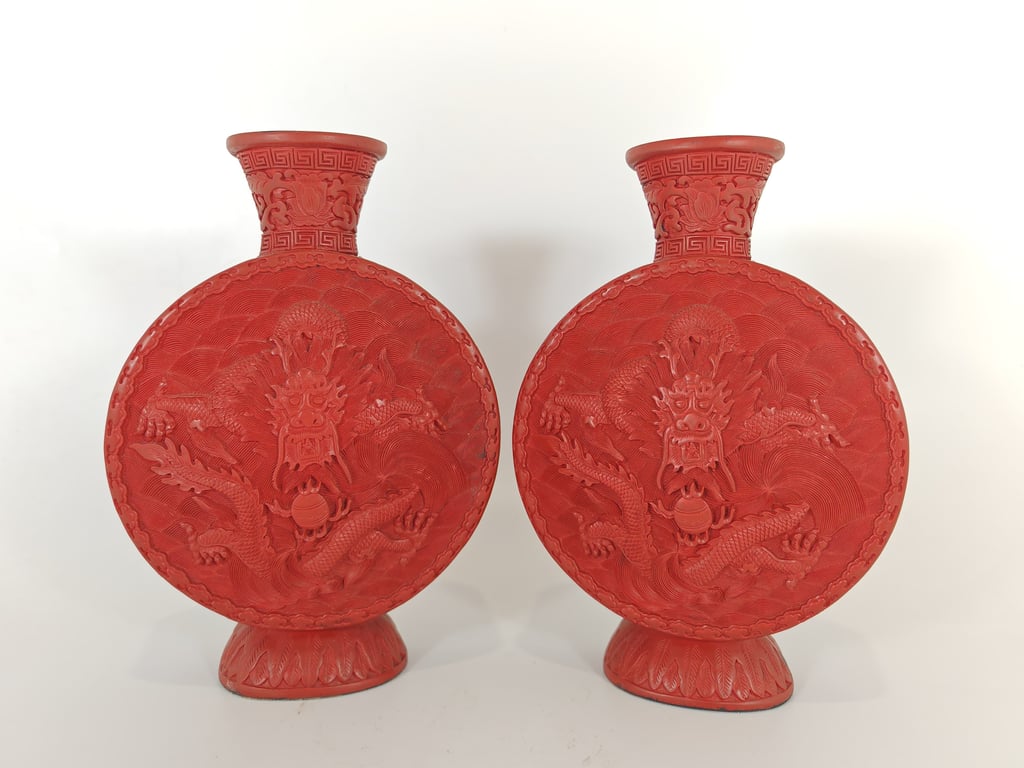 ⭐ 清乾隆 一对剔红海水龙纹扁瓶 Qing Dynasty Qianlong Carved Red Lacquer Dragon and Sea Waves Moon Flasks, Qty - 2
