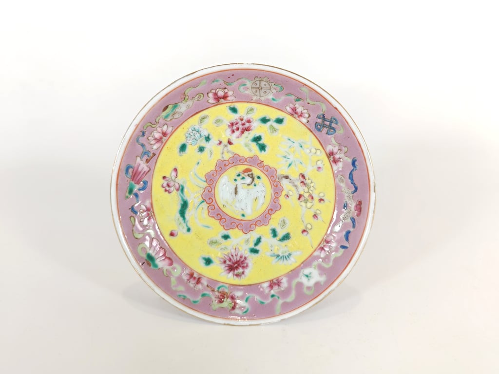 Late Qing Dynasty Very Rare Yellow Ground Pink Border Buddhist Emblems Four
Seasons Flowers Plate
晚清 非常稀有黄地粉红边佛教八宝四季花卉盘, Qty - 1