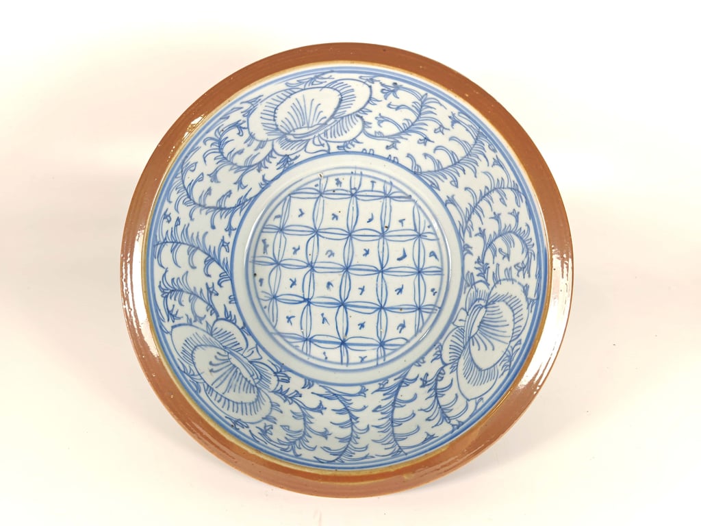 Late Qing Dynasty Blue and White Peony Scrolls Brown Glaze External Basin
晚清 青花缠枝酱釉水盆