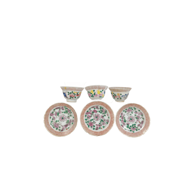 Late Qing Dynasty White Ground Key Fret Border Blue Birds Flowers Chrysanthemum Centered Teacups and Saucers
晚清 白地回纹沿边蓝鸟花卉菊花茶杯与小蝶