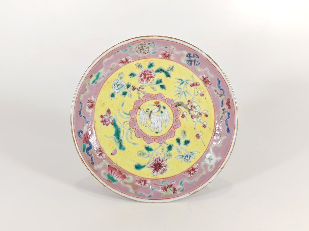 Late Qing Dynasty Very Rare Yellow Ground Pink Border Buddhist Emblems Four
Seasons Flowers Plate
晚清 非常稀有黄地粉红边佛教八宝四季花卉盘, Qty - 1