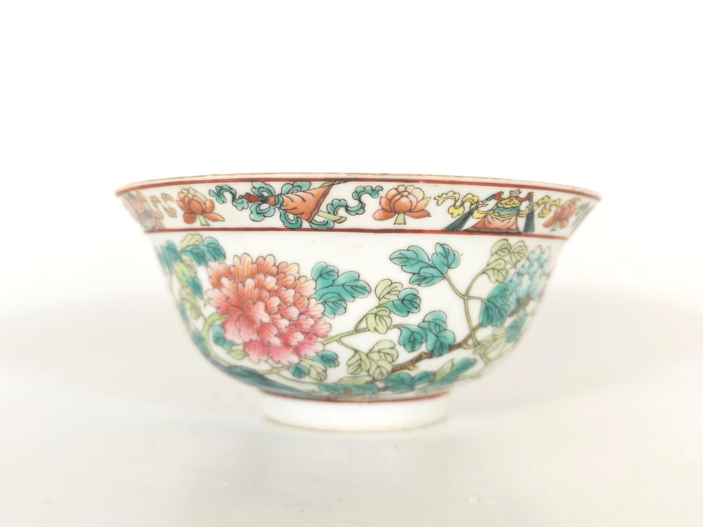 Late Qing Dynasty White Ground Phoenix Peony Buddhist Emblems Bowl
晚清 白地凤凰牡丹八宝碗, Qty - 1