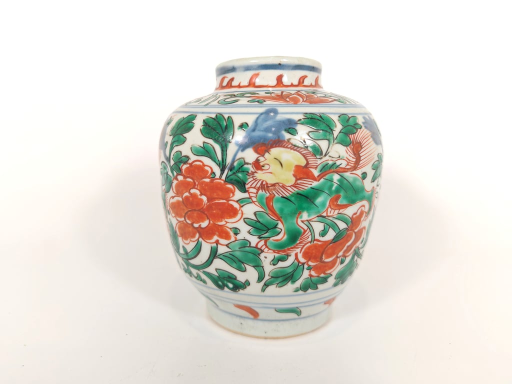 Qing Dynasty, Kangxi Period, Wucai Qilin Flowers Jar 清康熙 五彩麒麟花卉小罐, Qty-1