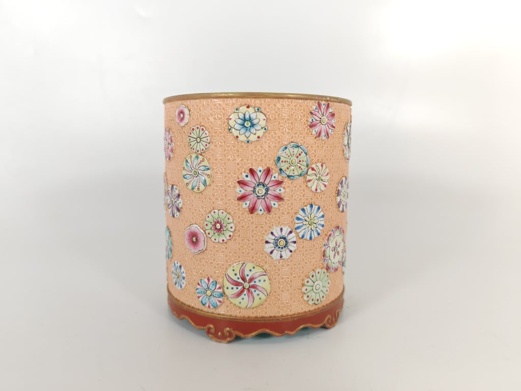 民国 粉红地轧道描金球花文房笔筒 Republic Pink Ground Sgraffito Medallion Flowers Gilt Brush Pot, Qty-1