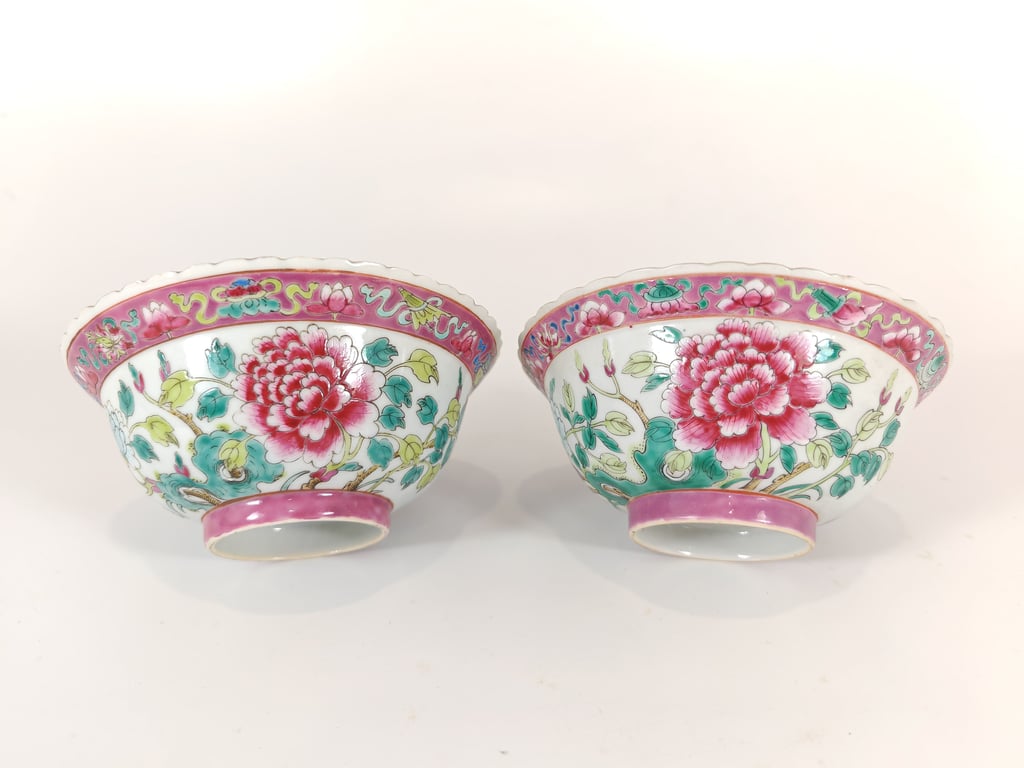 A pair of Late Qing Dynasty White Ground Pink Border Phoenix Peony Buddhist Emblems Bowls 一对晚清 白地粉红沿边凤凰牡丹八宝碗, Qty-2