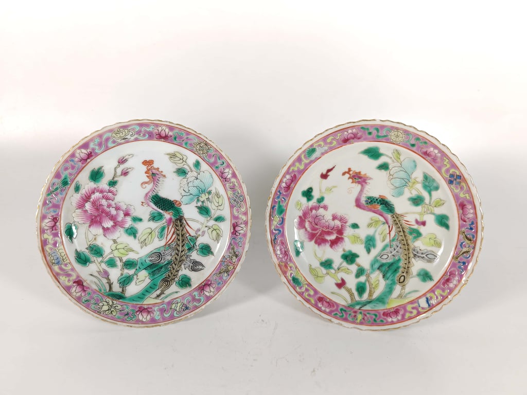 Late Qing Dynasty Famille Rose White Ground Pink Border Phoenix Peony Buddhist Emblems Nyonya Plates
晚清 粉彩白地粉色沿边凤凰牡丹八宝娘惹盘, Qty - 2