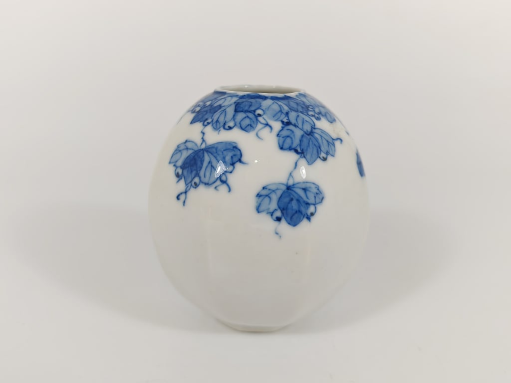 Qing Dynasty Blue and White Leaf Motif Egg-Shape Small Jar 清代 青花叶纹蛋形小罐, Qty-1