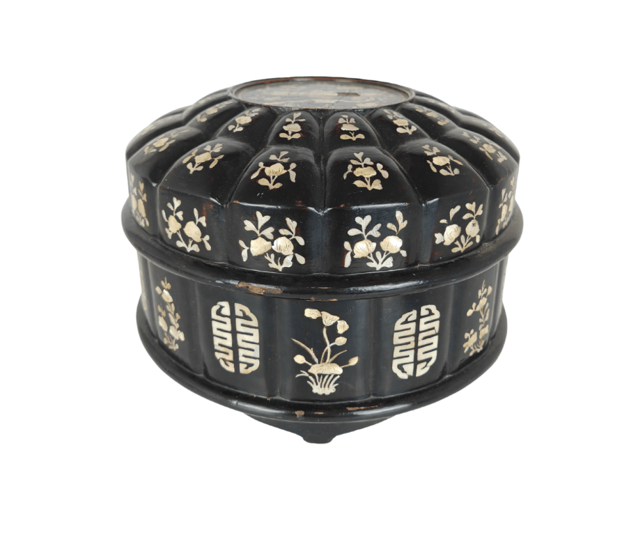 19th to 20th Century Rare Black Ground Scallop-Shaped Ceremonial Wooden Covered Container Decorated with Mother of Pearl 19至20世纪 稀有黑地喜庆珍珠母贝木制扇贝形盖盒 Qty -1