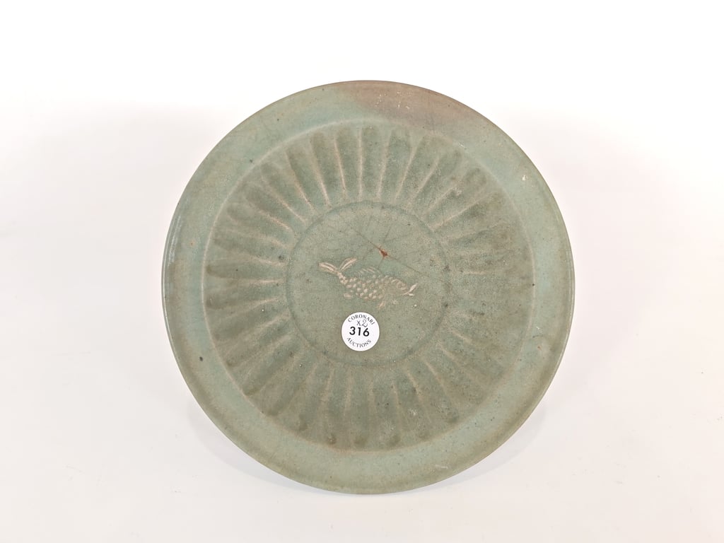 宋代 龙泉鱼中心菱口洗 Song Dynasty Longquan Fish-Center Lobed Surface Basin, Qty-1
