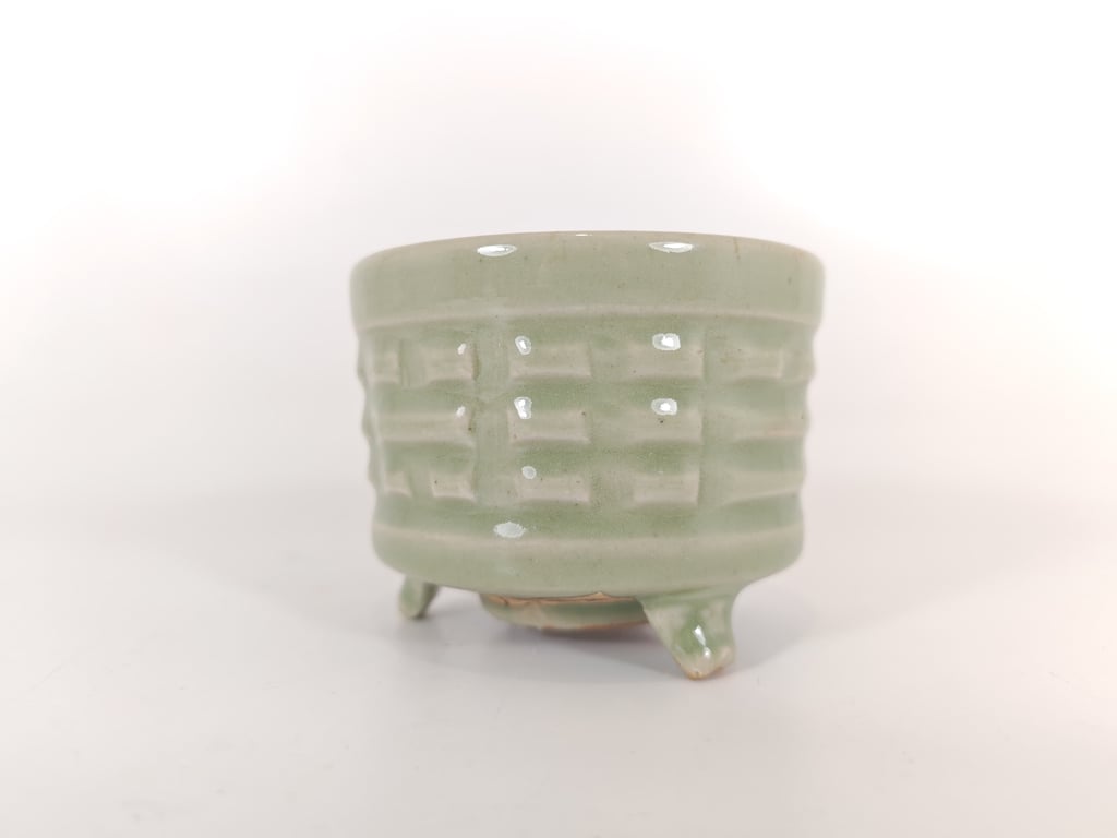 明代 龙泉八卦纹三足炉 Ming Dynasty Longquan Bagua Incense Burner, Qty-1