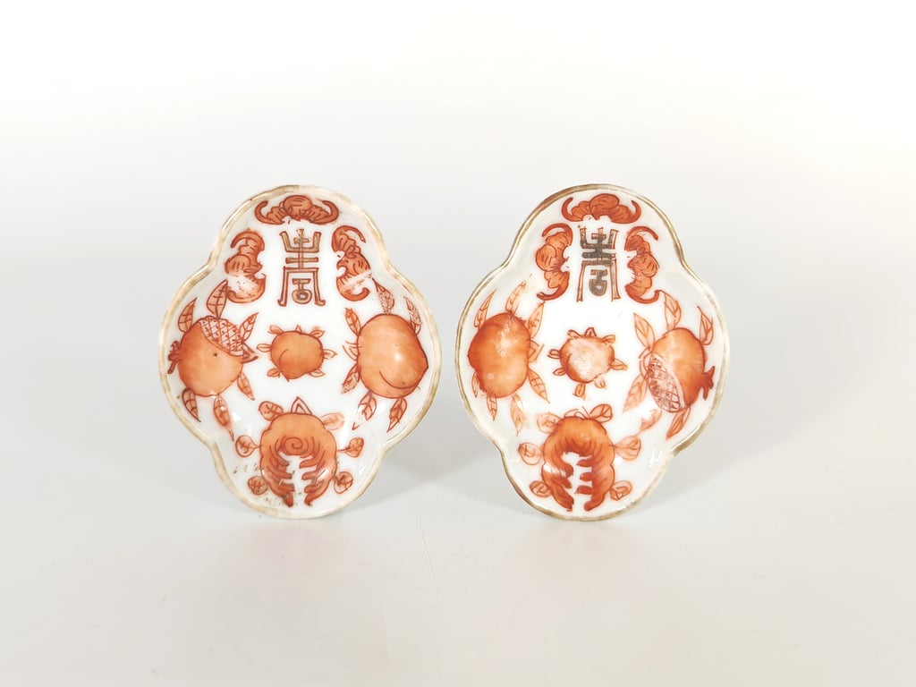 Late Qing Dynasty Rare White Ground Iron Red Shou Character Bat Pomegranate Four-Lobed Spoon Rest
晚清 稀有白地铜红寿字蝙蝠石榴四叶形勺  托, Qty - 2