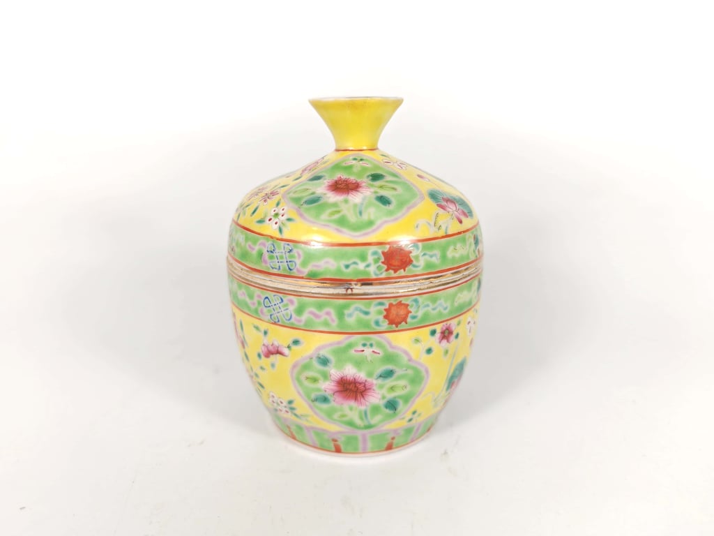 ⭐ Late Qing Dynasty Rare Famille Rose Yellow Ground Lime Green Inner Panel and Borders Four-Season Flowers Buddhist Emblems Chupu晚清 稀有粉彩黄地石灰绿内框与沿边四季花卉八宝盖盅