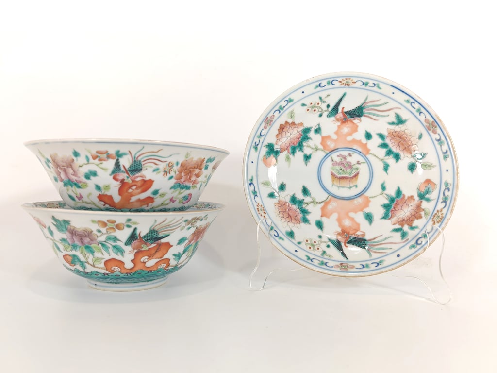 Late Qing Dynasty White Ground Kakiemon-Style Pheasants Peonies Plate and Bowls
晚清 白地柿右卫门雉鸡牡丹盘与碗, Qty-3