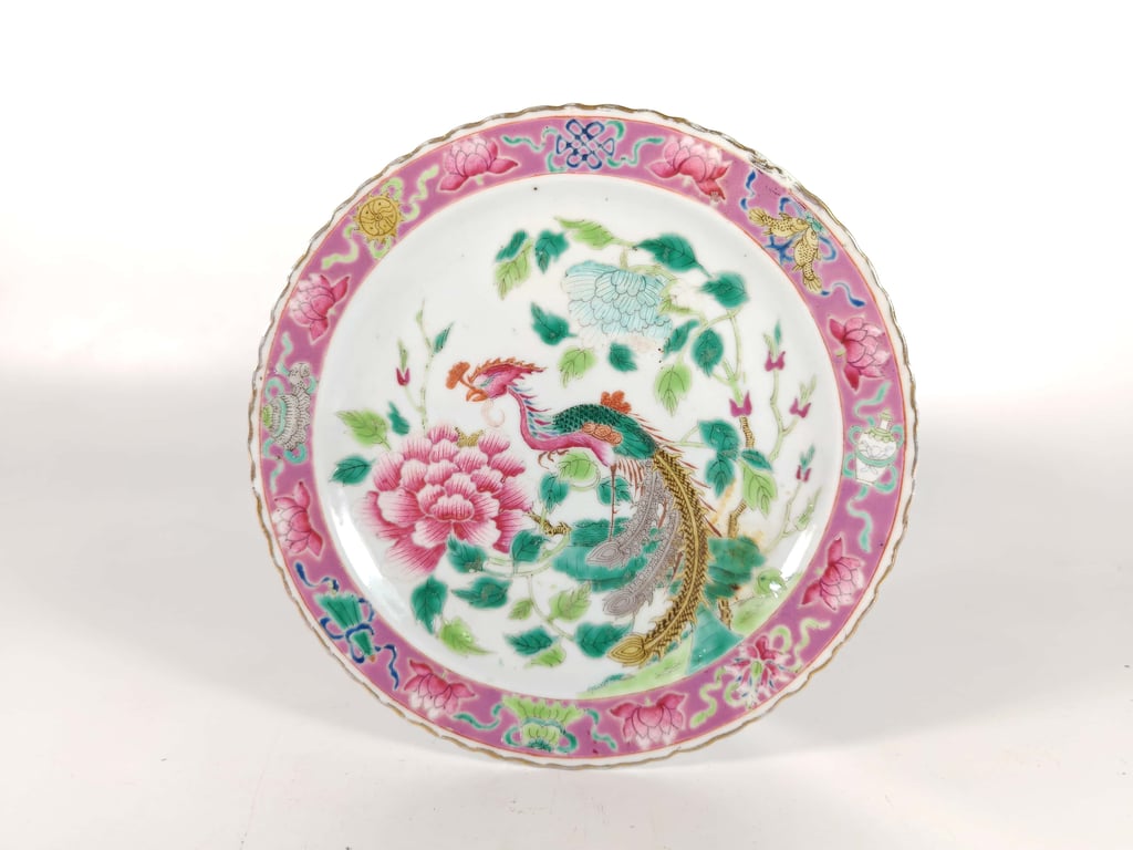 Late Qing Dynasty Famille Rose White Ground Pink Border Phoenix Peony Buddhist Emblems Nyonya Plate
晚清 粉彩白地粉色沿边凤凰牡丹八宝娘惹盘