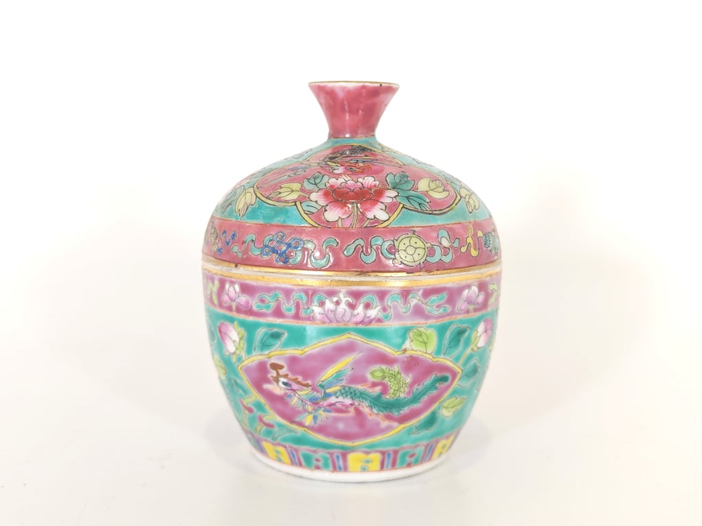 Late Qing Dynasty Green Ground Phoenix Peony Buddhist Emblems Chupu
晚清 绿地凤凰牡丹八宝盖盅, Qty - 1