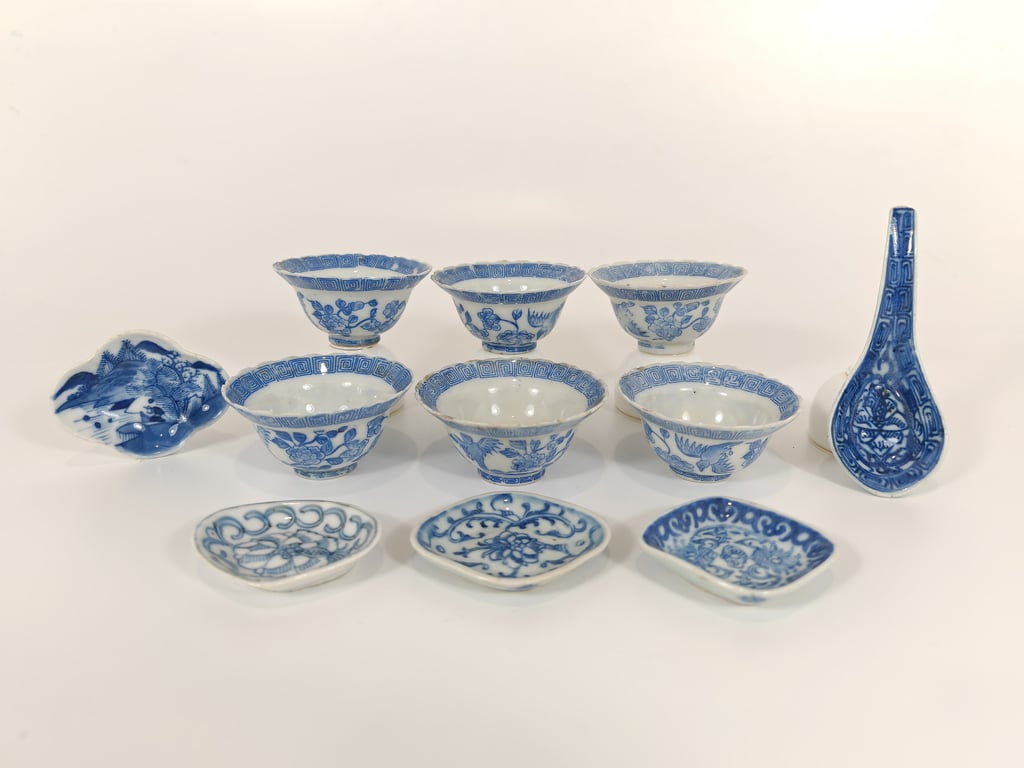 Late Qing A Group of Blue and White Flower Scrolls Landscape Birds Key Fret Tea Cups Spoon Rests and Spoon
晚清 一组青花花卉缠枝景色鸟禽回纹茶杯勺托与勺子, Qty-11