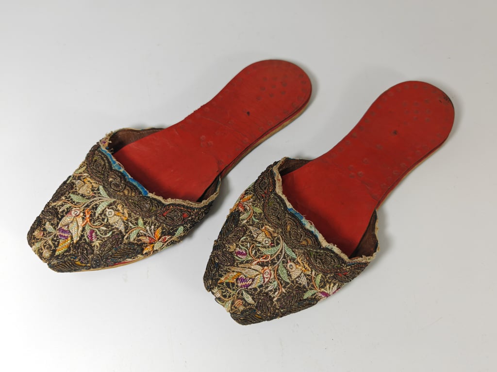 Late 19th Century A Pair of Rare Nyonya Phoenix Flowers Pheasants Thread Shoes 19世纪末 一对稀有娘惹花卉雉鸡穿线鞋子, Qty - 1 pair