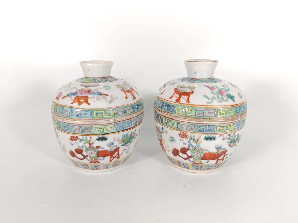 ⭐ Late Qing Dynasty A Pair of Unusual White Ground Famille Rose Antique Treasures Buddhist Emblems Straits Chinese Chupu晚清 一对非凡白地粉彩博古图八宝侨生华人盖盅, Qty - 2
