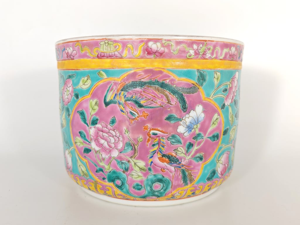 Late Qing Dynasty Green Ground Pink Inner Panel Double-Phoenix Peony Buddhist Emblems Large Incense Burner
晚清 绿地粉红内框双凤凰牡丹八宝大型香炉, Qty - 1