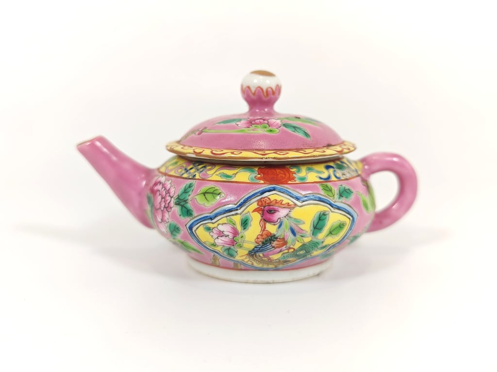 Late Qing Dynasty Rare Pink Ground Yellow Inner Panel and Border Phoenix Peony Buddhist Emblems Globular Tea Pot
晚清 稀有粉地黄地内框与沿边凤凰牡丹八宝圆形茶壶, Qty-1