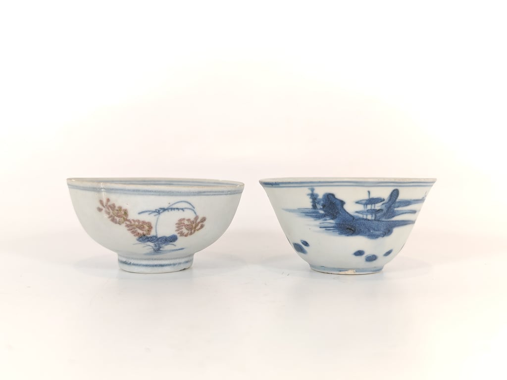 一组老青花与青花釉里红茶杯 A Grouo of Blue and White and Underglaze Red Tea Cups, Qty - 2