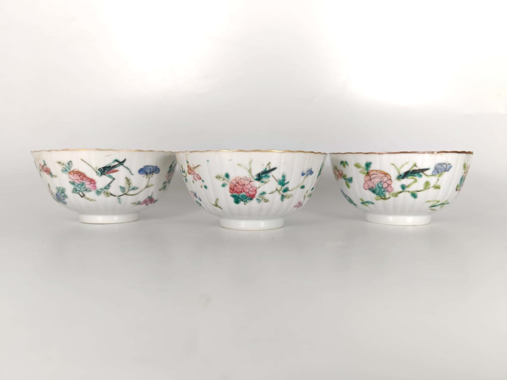 Late Qing Dynasty White Ground Famille Rose Four Seasons Flower Cricket Butterflies Wave Edge Bowls with Fluted Body
晚清 白地粉彩四季花卉蟋蟀蝴蝶波浪沿边碗, Qty - 3