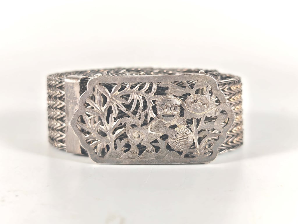Late 19th to Early 20th Century Peranakan Crafted Silver-Plated Chain Belt with Auspicious Lion and Flower Buckle
19世纪末至20世纪初娘惹工艺镀银链腰带配吉祥瑞狮花卉扣