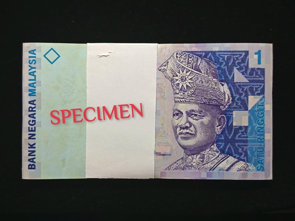 P#39, Malaysia，2000，1 Ringgit，AV1769301 - AV1769400，UNC, Foxing, 1pc Handing, Running Number