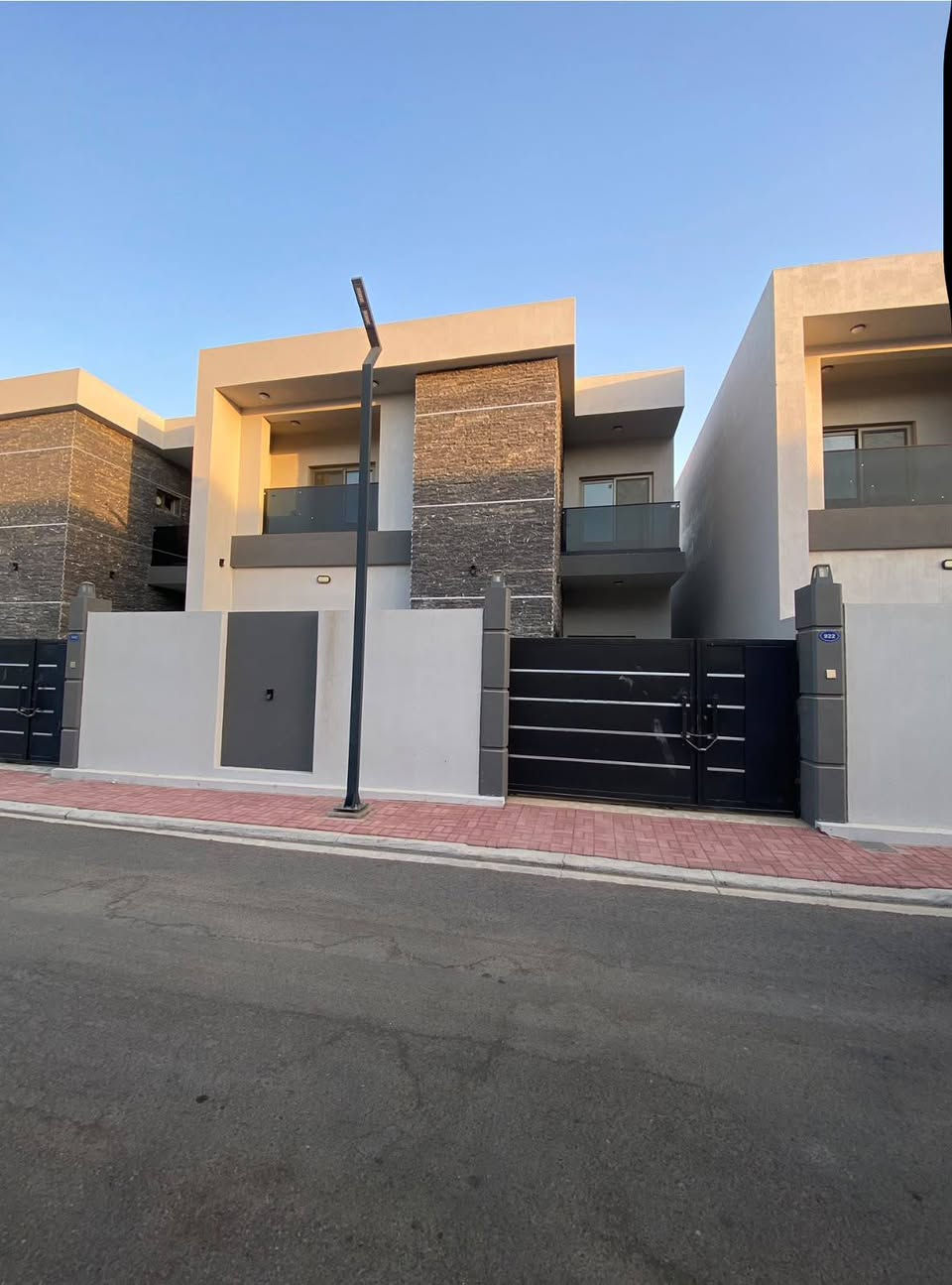 السلام عليكم يوجد لدينا البيت طابقين  
البيع. 
مجمع عمر الراوي مرحلة ثانيه خلف جامعه الانبار 

مساحه ٢٠٠
صاله الهول حمام 
و مطبخ و  غرفه نوم٤
كراج

سعره ١٦٥مليون قابل للتفاوض 

للمزيد من التفاصيل يمكنكم زيارة مكتبناا مكتب العين العقار ع شارع 40 مدخل الصوفيه الثانية 

او الاتصال على الارقام 

***********
***********
***********
