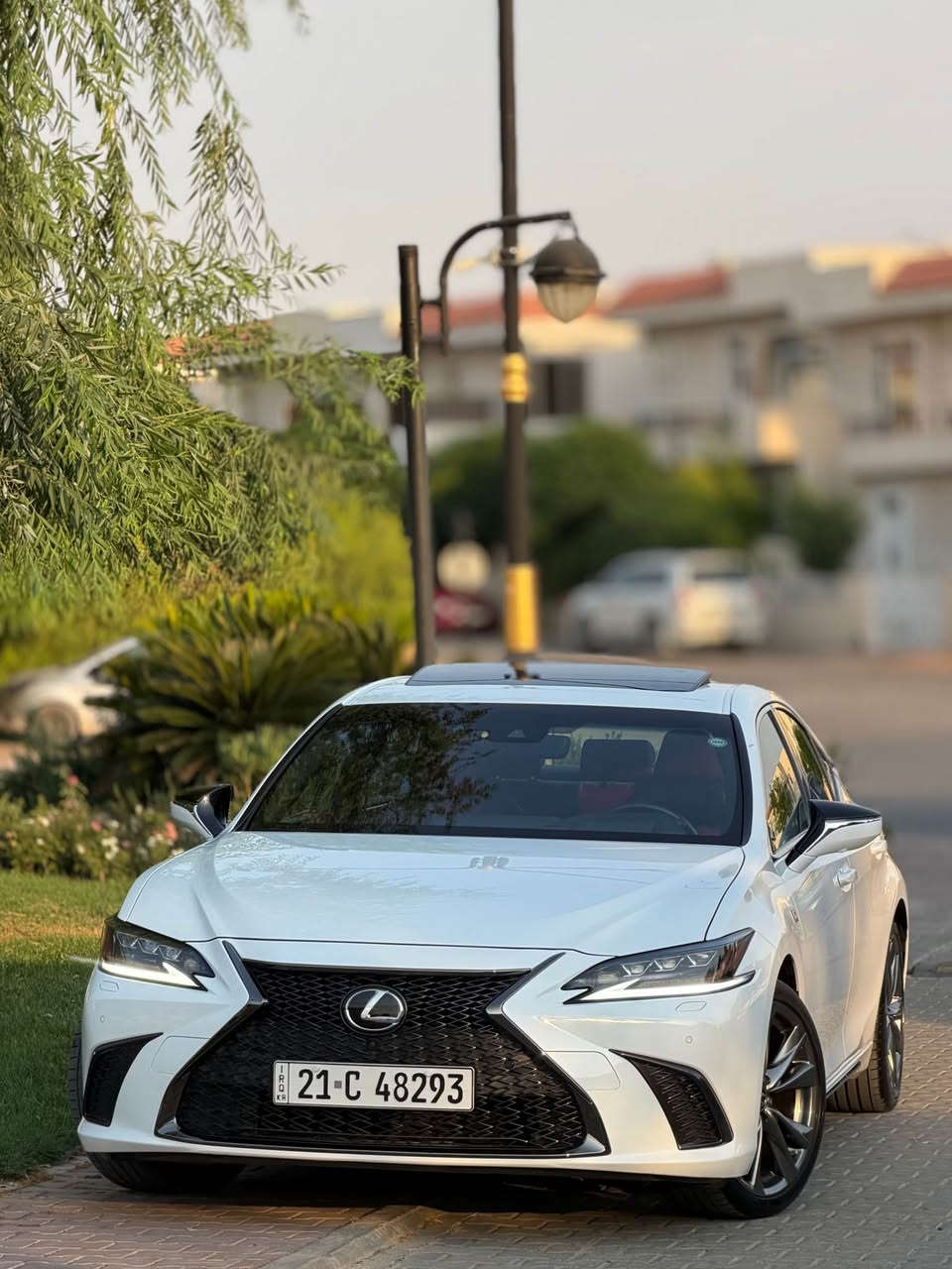 Lexus Es 350 2019
سەیارەکە خلیجیە سفری شەریکەیەو یەک دەستە لە شەریکە سێرڤس کراوەو زەمانی هەیە سەیارەکە بە کلین تایتڵ دێت هیچی نییە 
١. بزوێنەر و کارایی (Engine & Performance)
 جۆری بزوێنەر: 6 سلندەر (V6) بە قەبارەی 3.5 لیتر.  
 هێزی بزوێنەر: 302 ئەسپ (Horsepower).  
 گێڕ: 8 خێرایی ئۆتۆماتیکی (Direct-Shift) لەگەڵ شیفتەری سەر سوکان (Paddle Shifters).  
 سیستەمی پاڵنەر: پێشەوە (Front-Wheel Drive).  
 خێرایی 0 بۆ 100 کم/س: نزیکەی 6.6 چرکە.  
٢. تایبەتمەندییەکانی دەرەوە ( Exterior)
 شێوەی دەرەوە: پێشەوەی ئۆتۆمبێلەکە گۆڕاوە بۆ تۆڕێکی ڕەشی وەرزشی (grille) کە شێوەیەکی هێرشبەرانەی پێدەبەخشێت.  
 ویلەکان (رەنگات): ویلی گەورەی وەرزشی قەبارە 19 ئینچ.  
 لایتەکان: لایتەکانی پێشەوە LED سێ چاو (Triple-Beam LED) لەگەڵ لایتی ڕۆژ.  
 سپۆیلەر: باڵێکی بچوکی وەرزشی (Spoiler) لەسەر سندوقی دواوە.  
٣. ژوورەوە و تەکنەلۆجیا (Interior & Tech)
 کوولینگ و هیتەر: کوشنە وەرزشییەکانی پێشەوە ساردکەرەوە (Cooling) و گەرمکەرەوەیان (Heating) هەیە.
 شاشە: شاشەی گەورەی ڕوونمای ناوەڕاست قەبارە 12.3 ئینچ کە سیستەمی دۆزینەوەی ڕێگا (Navigation) و Apple CarPlay تێدایە.  
 سوکان: سوکانی چەرمی تایبەتی  Sport کە گەرمکەرەوەی هەیە.  
 سیستەمی دەنگ: سیستەمی دەنگی ناوازەی Mark Levinson (لە هەندێک مۆدێلدا وەک ئۆپشن هەیە).  
 شاشەی سەر جەم (HUD): نیشاندانی خێرایی و زانیارییەکان لەسەر شوشەی پێشەوە (Head-Up Display).  
٤. سیستەمی سەلامەتی (Lexus Safety System+ 2.0)
 ڕاداری پێشەوە: سیستەمی ڕێگریکردن لە پیاکێشان (Pre-Collision System) لەگەڵ ناسینەوەی ڕێبواران.  
 مانەوە لە هێڵ: سیستەمی ئاگادارکردنەوە و ڕاستکردنەوەی ئۆتۆمبێلەکە ئەگەر لە هێڵی شەقامەکە لابدات (Lane Departure Alert).  
 خاڵی کوێر: سیستەمی ئاگادارکردنەوەی خاڵی کوێر (Blind Spot Monitor) لە ئاوێنەکاندا.  
 کۆنتڕۆڵی خێرایی: کروز کۆنتڕۆڵی زیرەک (Adaptive Cruise Control) کە دووری نێوان تۆ و ئۆتۆمبێلی پێشەوە دەپارێزێت.  
نرخی سەیارەکە ٣٧٥وەرەقەو کەمێک
مەجالە سەیارەکە خلیجییە شوێن سلێمانی بۆ زانیاری زیاتر ٠

*********** السليمانية, العراق
