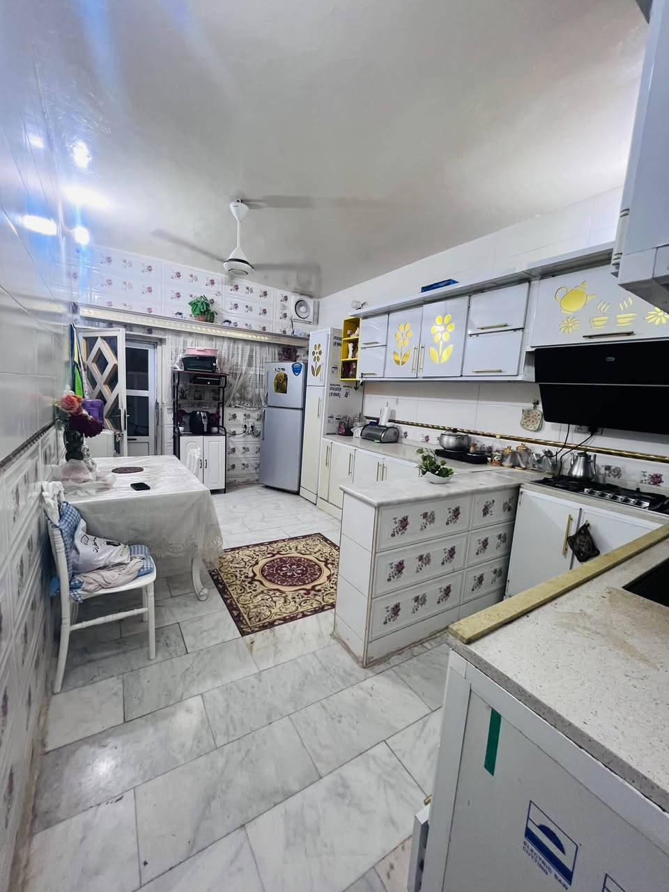 بيت للبيع في العزه الجديده المساحه ٢١٦ م طابقين اربع غرف نوم استقبال صاله ٣صحيات  الطابق الاول نفس الطابق الثاني في شارع مدرسة العزه الابتدائيه للبنين خلف مخبز البركه للاستفسار الاتصال ع الرقم ***********
