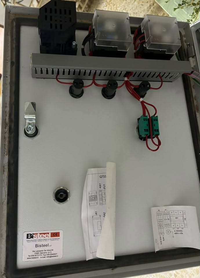 � للبيع | لوحة سيطرة وتحكم كهربائية ثلاثية الطور (Motor Control Panel)
لوحة سيطرة وتحكم كهربائية جاهزة للعمل، مناسبة لتشغيل وحماية المحركات والمضخات الصناعية، مصنوعة بمكونات أوروبية عالية الجودة.

المواصفات:
✅ تشغيل ثلاثي الطور (3 Phase – 400V / 50Hz).
✅ مفتاح تشغيل Auto / Off / Hand.
✅ قاطع رئيسي (Main Isolator).
✅ قاطع حماية (MCB).
✅ ريليه مراقبة الفازات (Phase Monitoring Relay) للحماية من:

* فقدان فازة.
* عكس تسلسل الفازات.
* انخفاض أو ارتفاع الفولتية.
    ✅ عدادات قياس:
* الأمبير (A).
* الفولت (V).
* التردد (Hz).
    ✅ لمبات بيان:
* MAINS.
* RUN.
* TRIP.
    ✅ توصيلات داخلية مرتبة داخل مجاري أسلاك احترافية.
    ✅ مناسبة للمضخات، المولدات، الضواغط، والمكائن الصناعية.

📌 الحالة: مستعملة بحالة جيدة وجاهزة للتشغيل.
📍 الموقع: موصل حي العربي
💰 السعر: على السوم / يُحدد بعد التواصل.
📞 للاستفسار والمراسلة: ***********

#للبيع #لوحة_سيطرة #لوحة_تحكم #ControlPanel #ElectricalPanel #كهرباء #صناعي #مضخات #مولدات #MotorControl #Automation #العراق #معدات_صناعي
