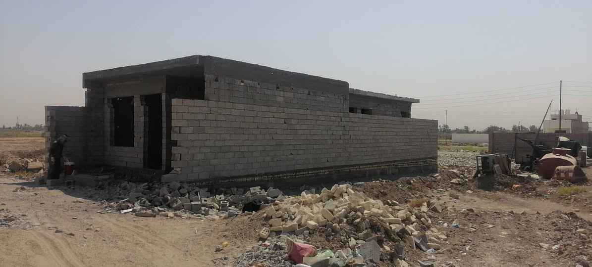 سلام عليكم قطعه للبيع مع هيكل مساحه ١٦٠ متر البناء والقطعه مساحته ١٥٠ متر بصفه بالدوانم يم محطه مي بيت شلال كامله خدمات مي وكهرباء وشارع ٩ متر اتصال ***********
