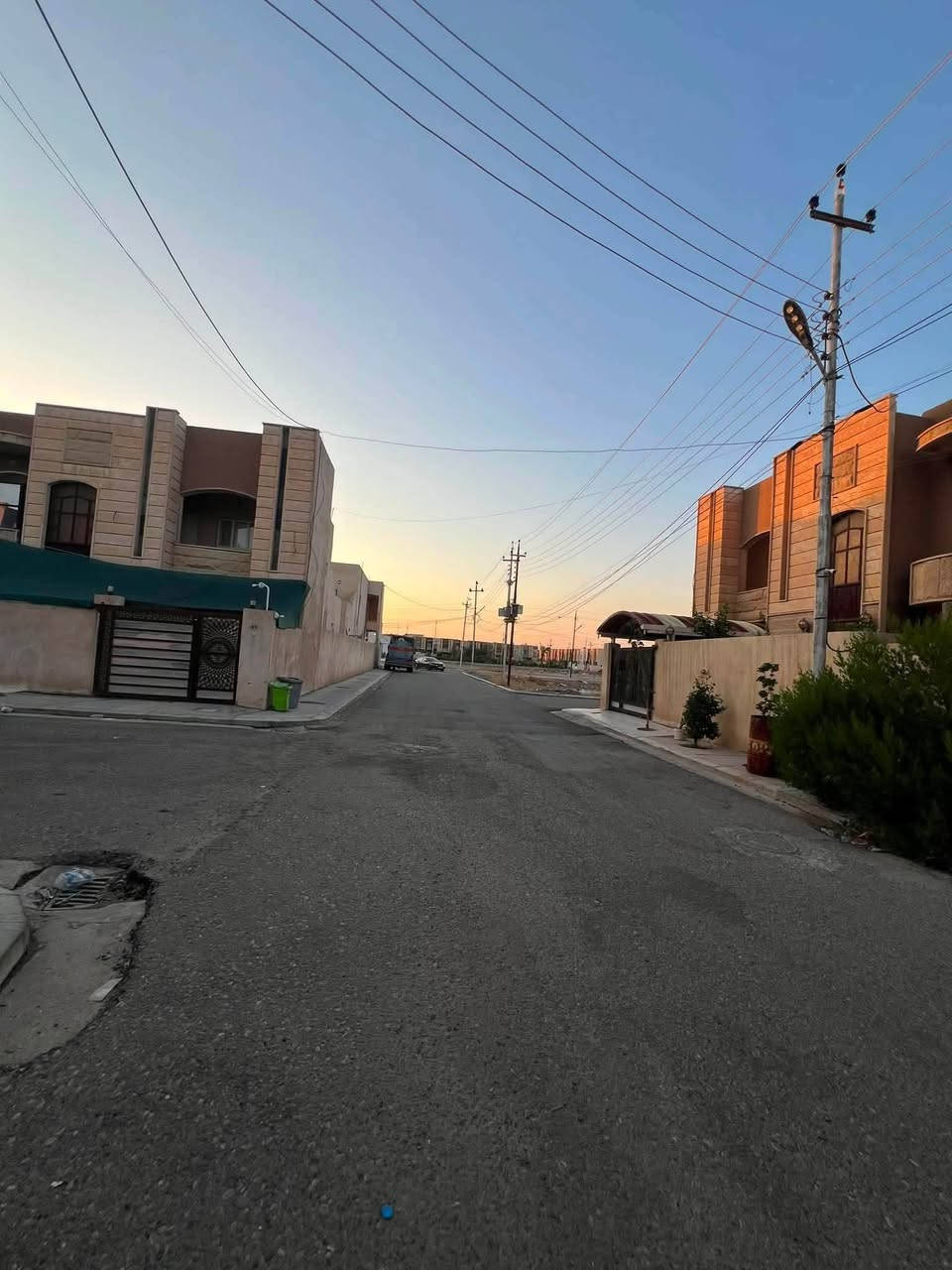 دار للبيع تكريت القادسية 
مجمع الفردوس السكني قرب شارع البلاج
السماحة 200 متر يحتوي على 4 غرف نوم
صاله استقبال مطبخ صحيات بالطابقين 
سعر الدار 170 مليون قابل لتفاوض
للأستفسار الاتصال
***********
منذر الدهش للعقار
